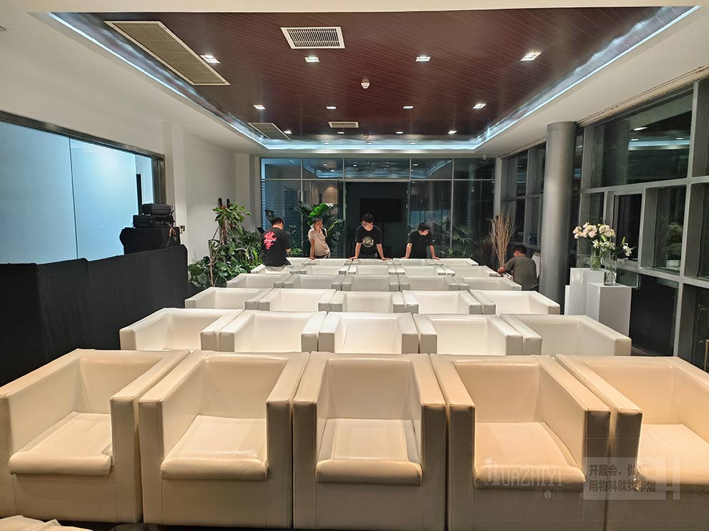 鄭州白色皮質(zhì)沙發(fā)出租現(xiàn)場，簡約大氣