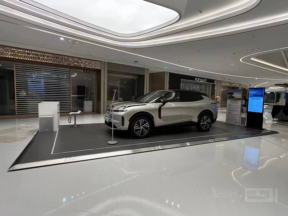 鄭州地臺出租廠家搭建了臨時車展的全套物料，讓您省心省力