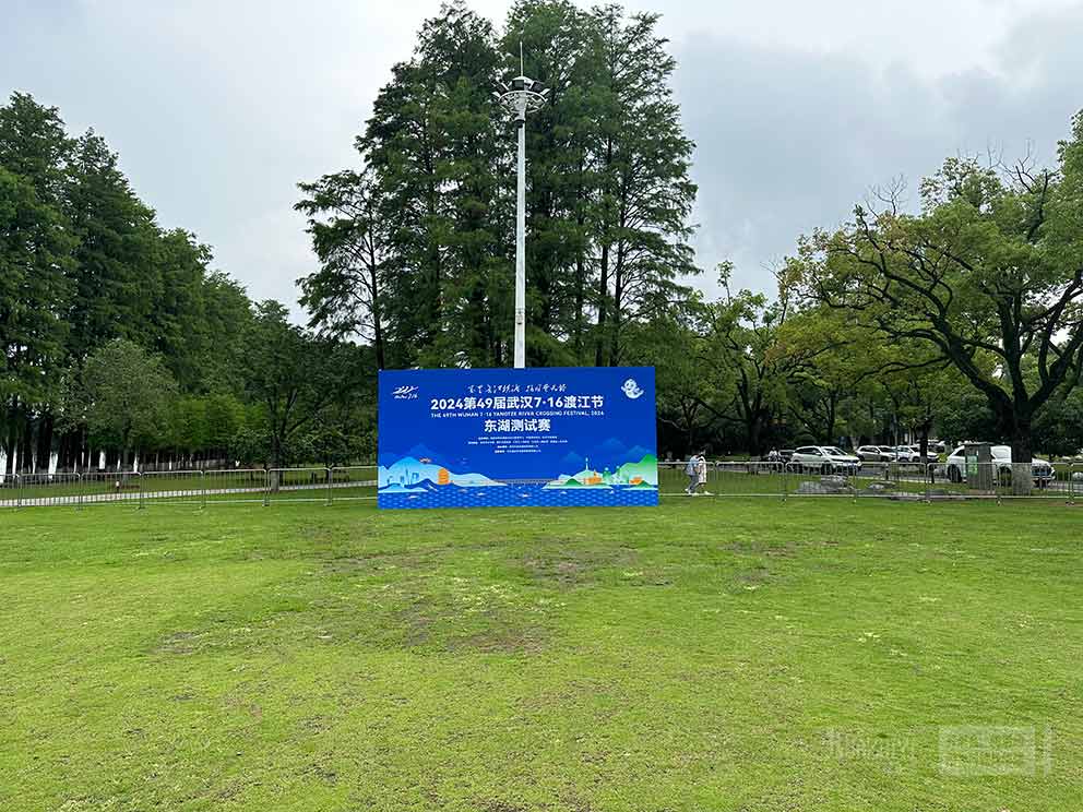 鄭州鐵馬護欄租賃廠家布置了活動現場的護欄