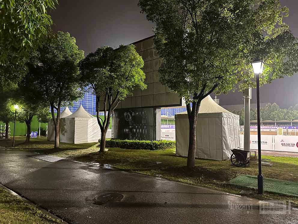 鄭州篷房租賃廠家提供了馬術障礙賽現場的一座座尖頂篷房