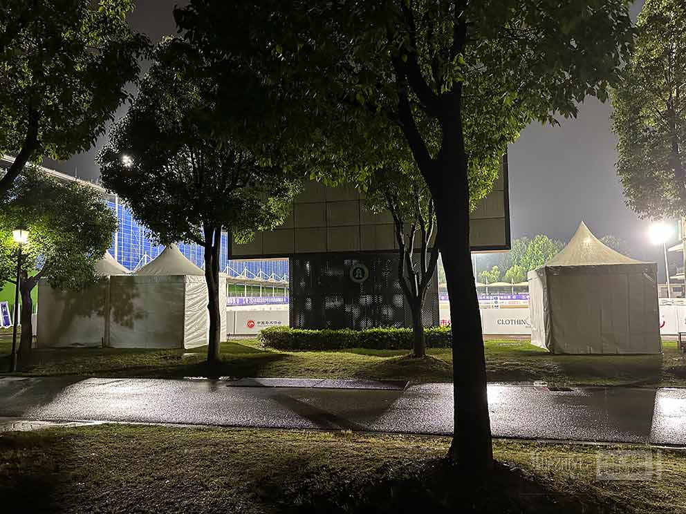 鄭州篷房租賃廠家提供了馬術障礙賽現場的一座座尖頂篷房