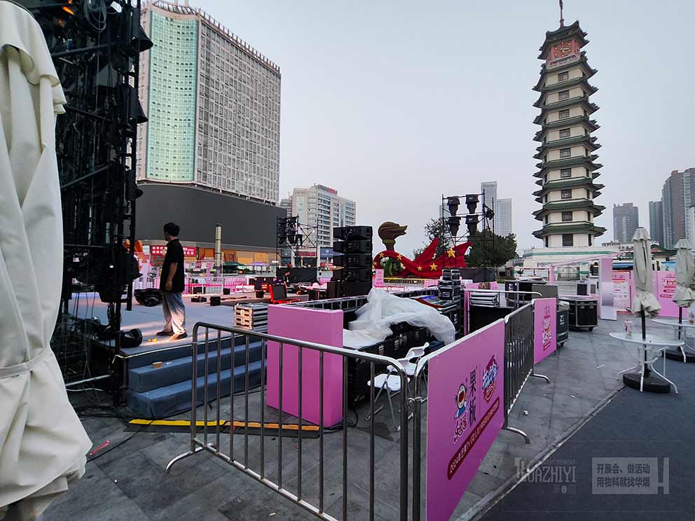鄭州鐵馬護欄租賃廠家助力零食快閃活動，打造安全有序現(xiàn)場