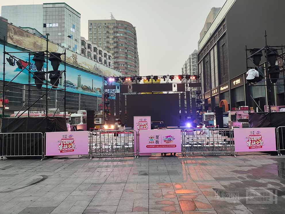 鄭州鐵馬護欄租賃廠家助力零食快閃活動，打造安全有序現(xiàn)場
