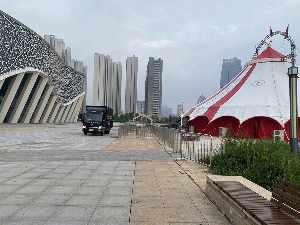 開封鐵馬護(hù)欄助力新鄉(xiāng)體育館，共筑活動(dòng)現(xiàn)場(chǎng)安全防線