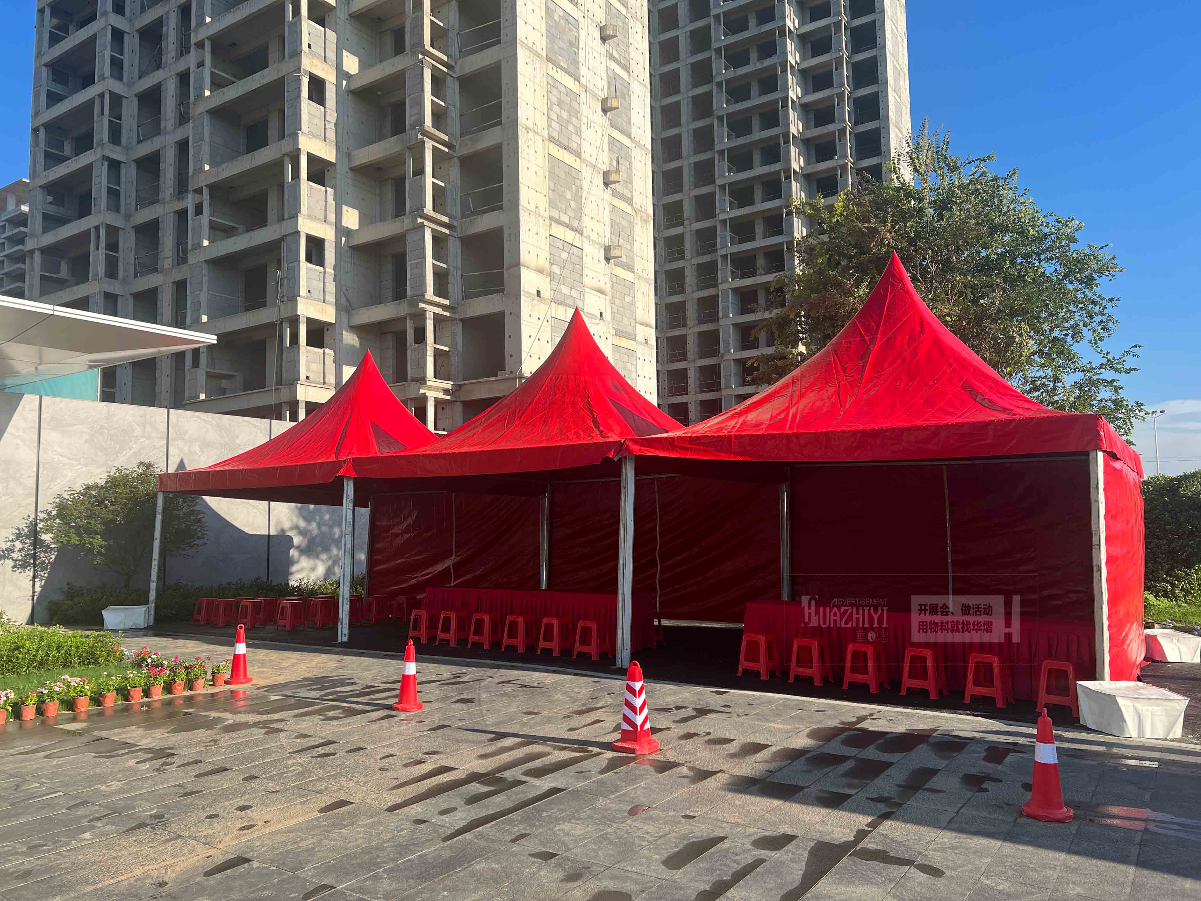 洛陽篷房出租紅色尖頂篷房璀璨亮相,為活動增添一抹亮色