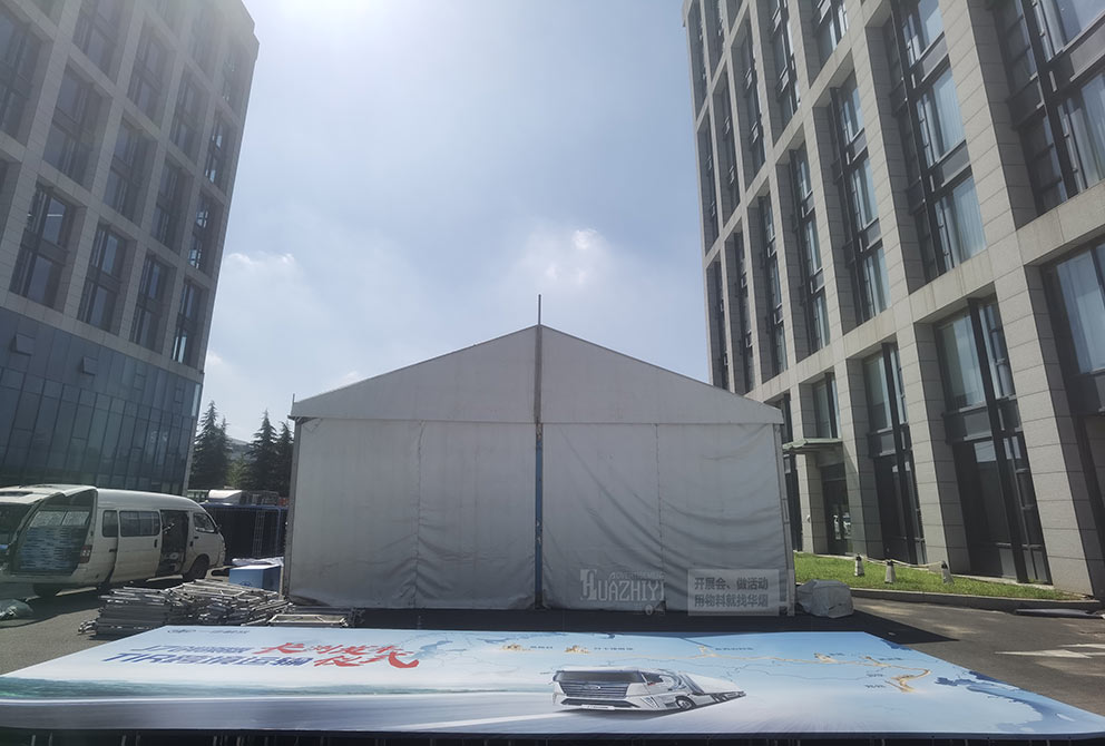 一汽解放發(fā)車儀式現(xiàn)場使用了洛陽篷房租賃廠家搭建的臨時大篷