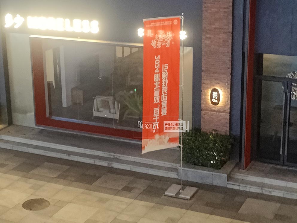 鄭州道旗出租在陽光下隨風飄動，宣傳效果良好