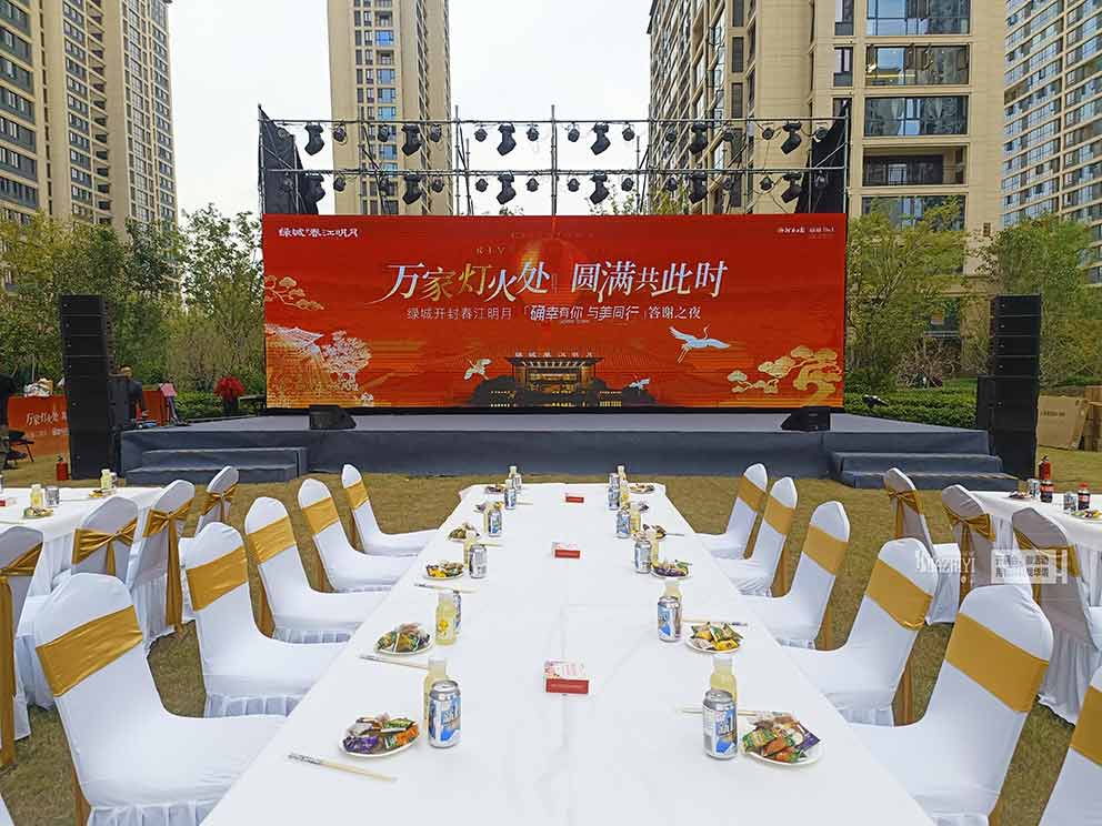 鄭州桌椅出租公司布置室外晚宴活動，金色腰封十分貴氣