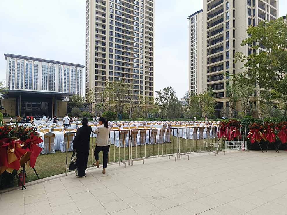 鄭州鐵馬出租提供的方管不銹鋼鐵馬十分穩固