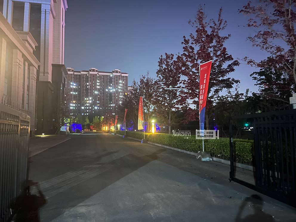 鄭州道旗出租在夜色中施工：已將各個道旗布置到位