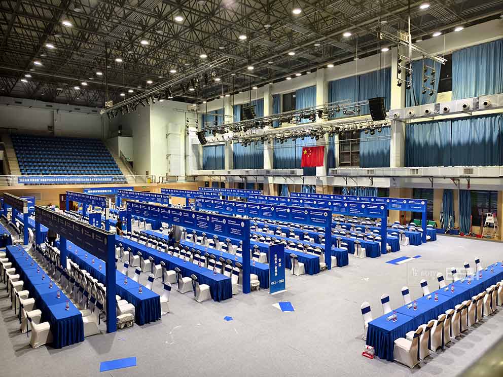 華熠桌椅物料出租公司布置華北水利水電大學(xué)2025校園招聘會