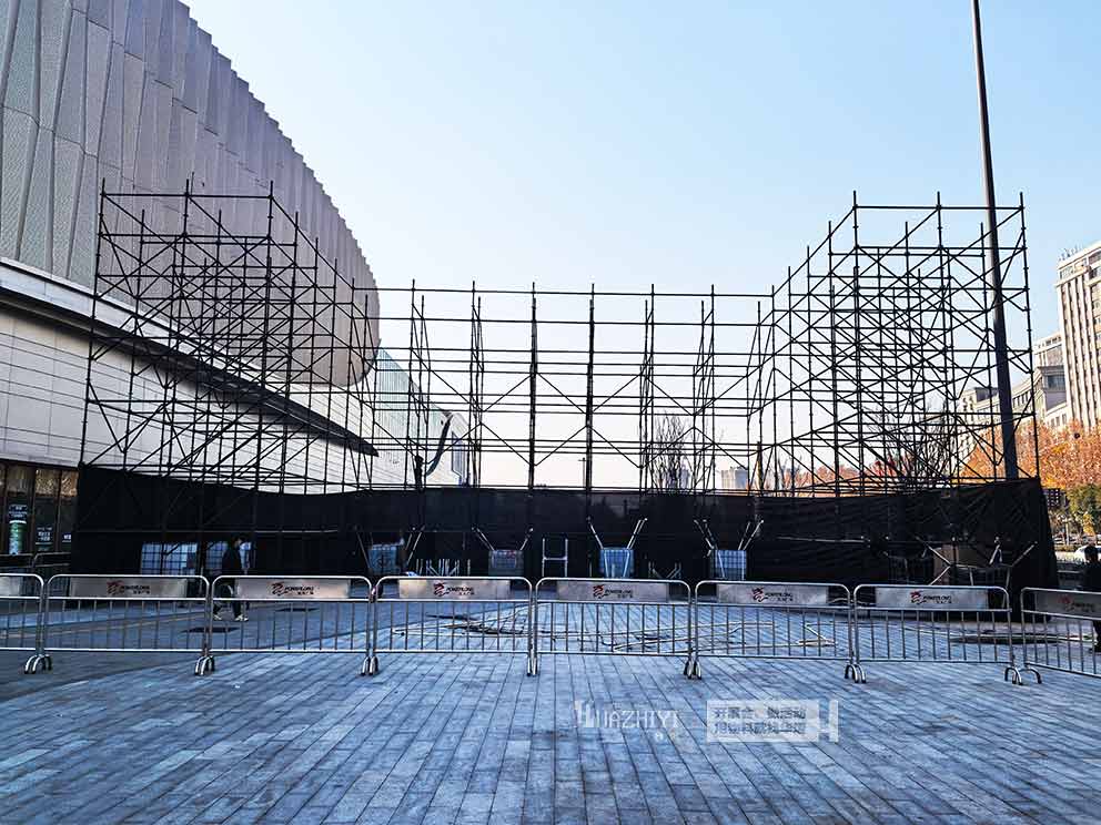 濟(jì)源寶龍廣場(chǎng)雷亞架由華熠雷亞架租賃公司搭建